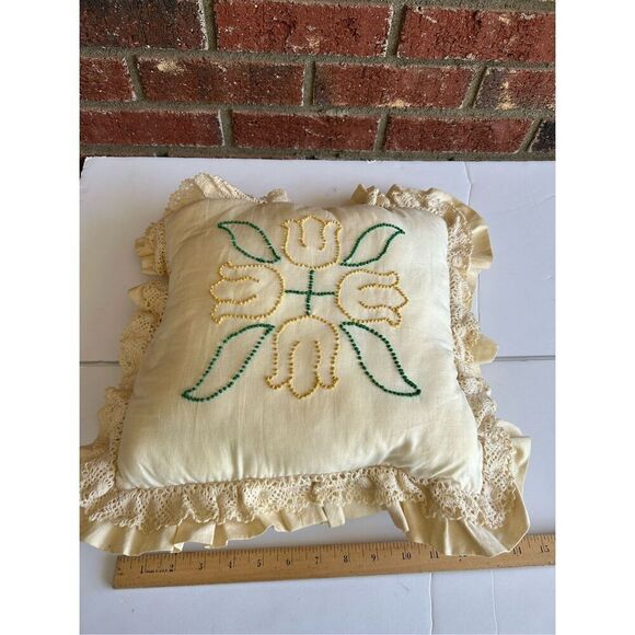 Vintage Ruffle Crochet pillow yellow green 16x16" - Picture 2 of 4